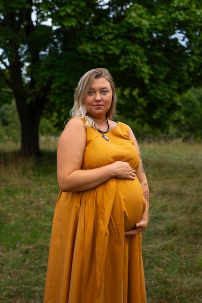 Portret van een zwangere vrouw in plusgrootte
