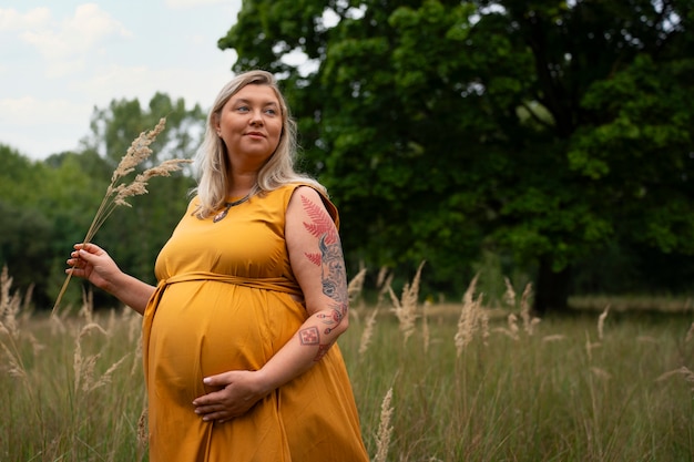 Gratis foto portret van een zwangere vrouw in plusgrootte