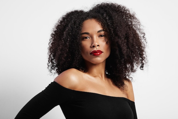 Portret van een zwarte vrouw met ideale glanzende rode lippen