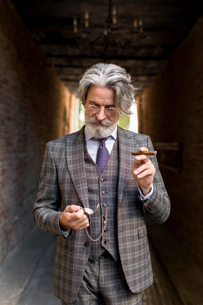 Portret van elegante volwassen mannelijke poseren