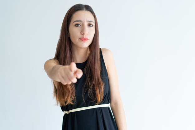 Portret van ernstige jonge hr manager wijzend op de camera