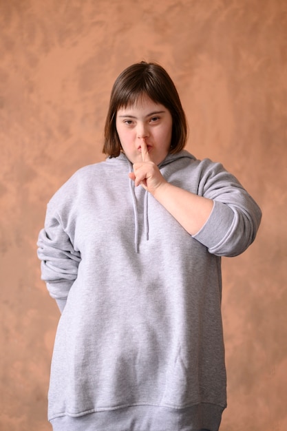 Gratis foto portret van ernstige meisje poseren