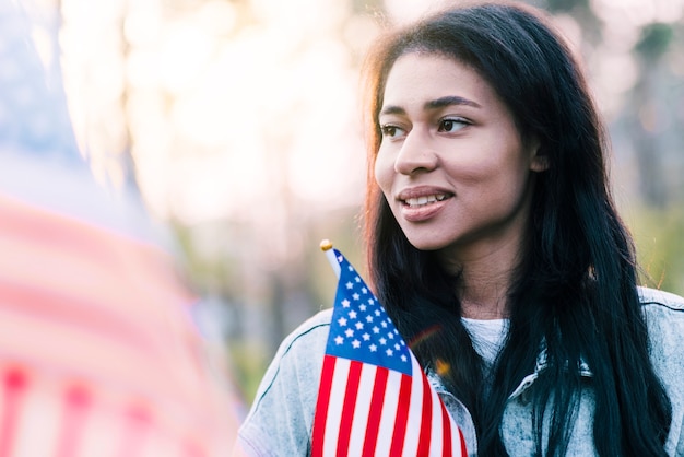 Portret van etnische Amerikaanse vrouw met vlag
