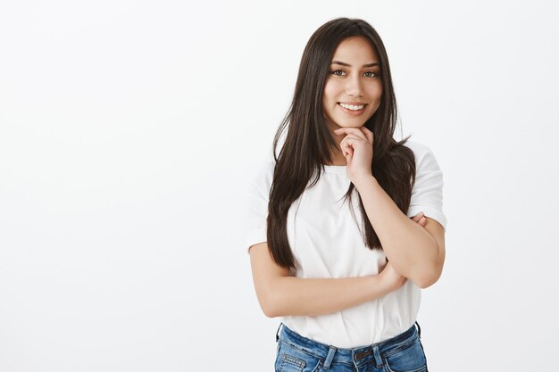 Portret van Europees meisje met gebruinde huid en donker haar