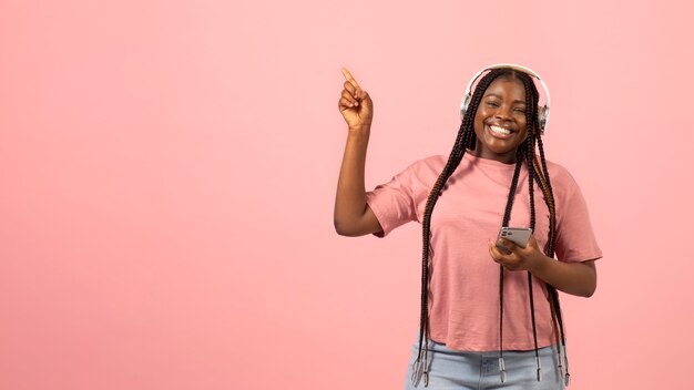 Portret van expressieve Afro-Amerikaanse vrouw die naar muziek luistert