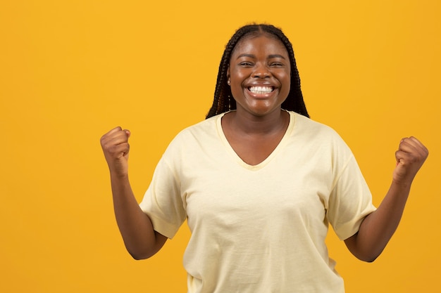 Portret van expressieve Afro-Amerikaanse vrouw