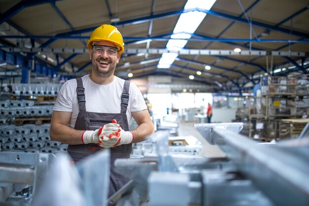 Portret van fabrieksarbeider in beschermende uitrusting in productiehal