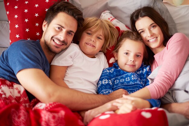 Portret van familie in bed