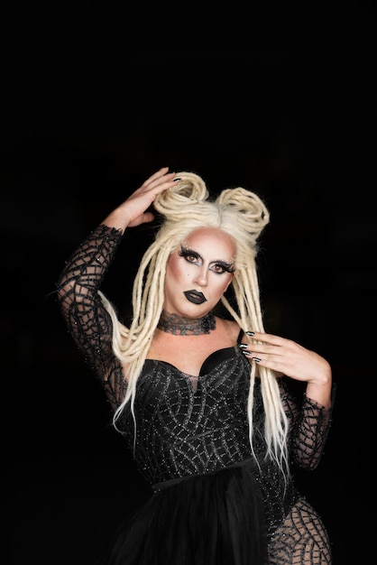 Portret van fantastische drag queen met een blonde pruik