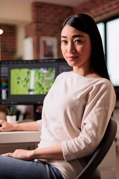 Portret van filmmaker die filmbeelden op de computer bewerkt, bezig met creatieve software met multimediamontage. Postproductiepaneel gebruiken om filminhoud met visuele effecten te creëren.