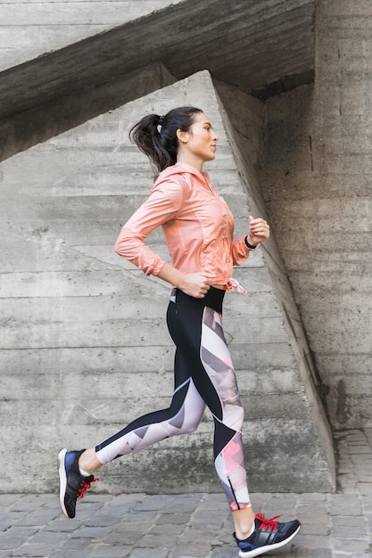 Portret van fit vrouw joggen buiten