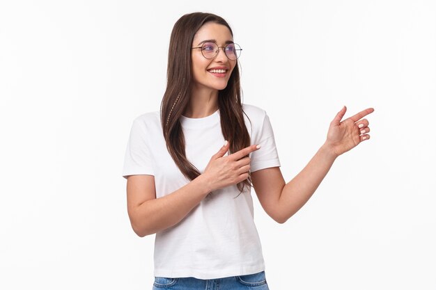 portret van geamuseerd, tevreden goed uitziende brunette meisje in glazen