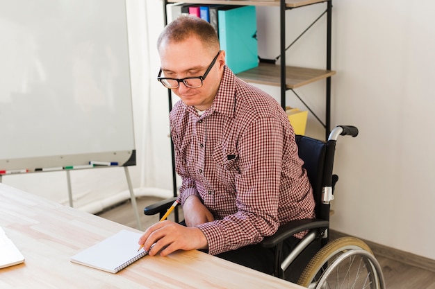 Portret van gehandicapte man bezig met project
