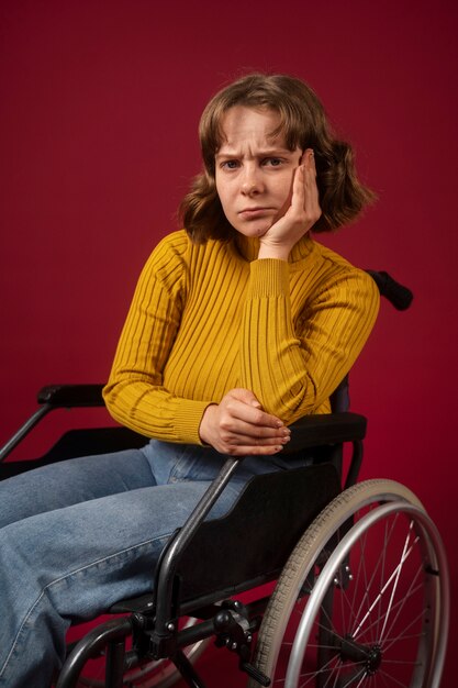 Portret van gehandicapte vrouw in een rolstoel