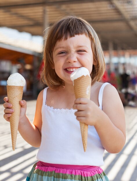 Portret van gelukkig 3 jaar baby meisje