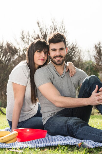 Gratis foto portret van gelukkig jong koppel op picknick