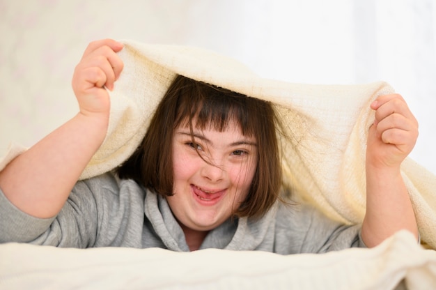 Portret van gelukkig jong meisje lachen