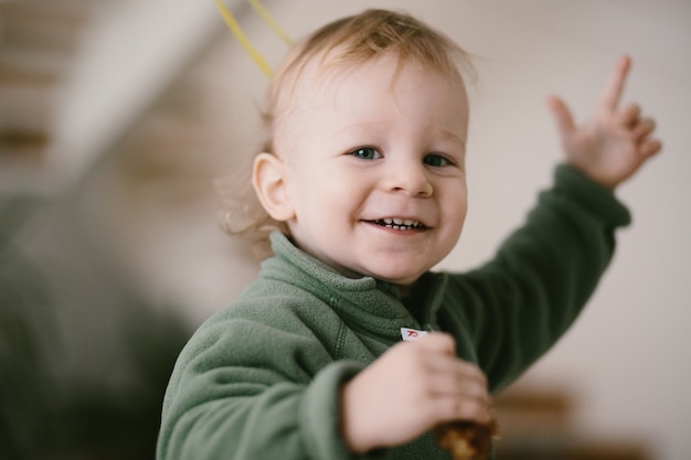 Gratis foto portret van gelukkig klein kind in groene springen