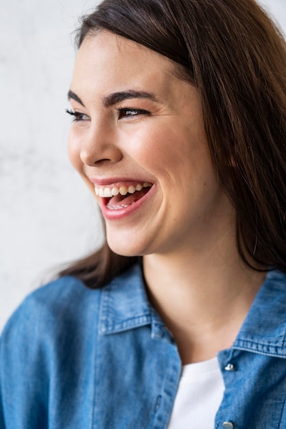 Gratis foto portret van gelukkig lachende vrouw