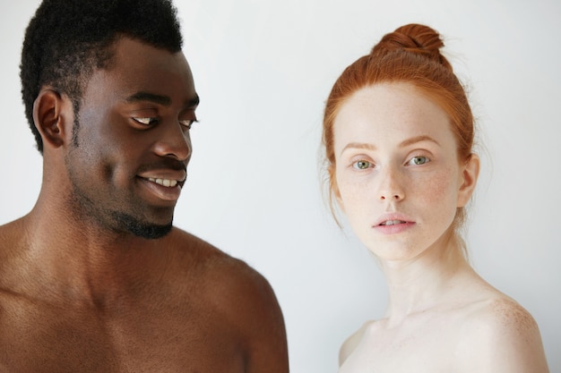 Portret van gelukkig liefdevolle sex tussen verschillendre rassen paar