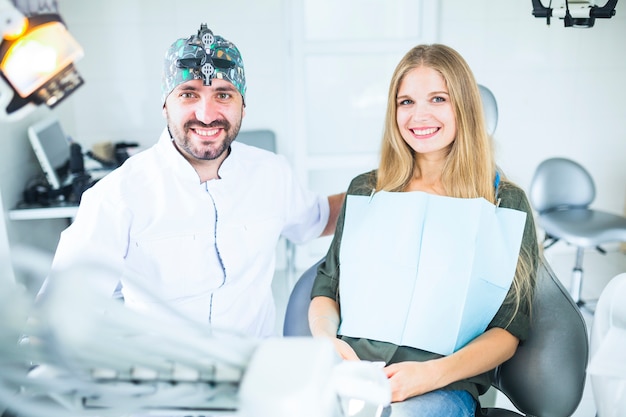 Portret van gelukkig mannelijke arts met vrouwelijke patiënt