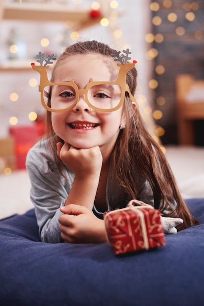 Portret van gelukkig meisje met aanwezige kerstmis