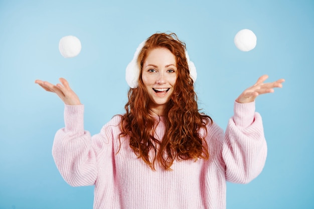 Portret van gelukkig meisje sneeuwbal gooien