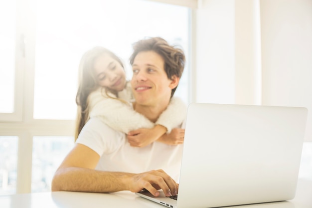 Gratis foto portret van gelukkige dochter en vader thuis