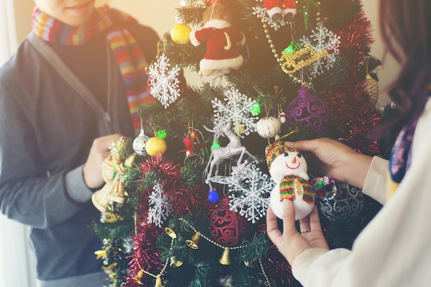 Gratis foto portret van gelukkige familie kerstboom versieren