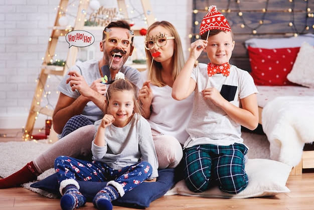 Portret van gelukkige familie met Kerstmismasker