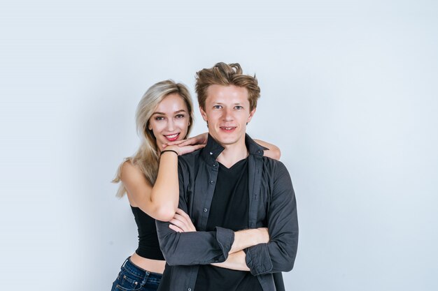 Portret van gelukkige jonge paarliefde samen met bloem