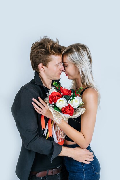 Portret van gelukkige jonge paarliefde samen met bloem