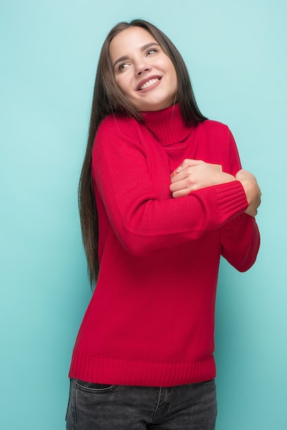 Portret van gelukkige jonge vrouw die een gift houdt