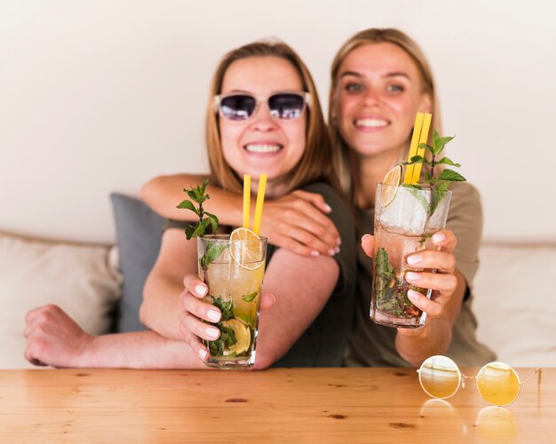 Portret van gelukkige jonge vrouwen die van dranken genieten