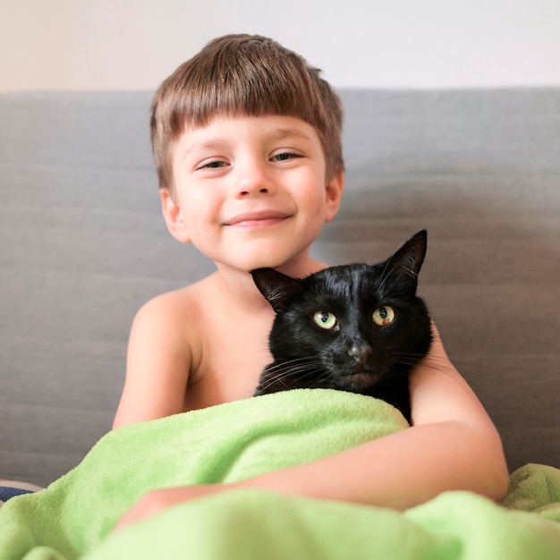 Portret van gelukkige jongen met zijn kat