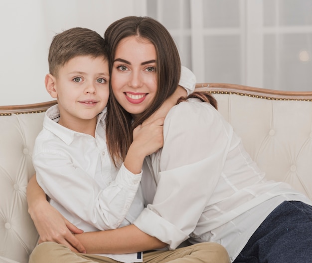 Gratis foto portret van gelukkige moeder en zoon