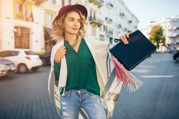 Portret van gelukkige positieve vrouw die lacht openhartig, lente mode straatstijl, groene blose dragen