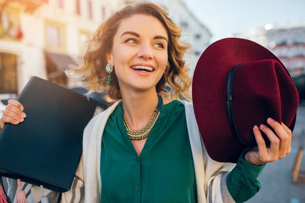 Portret van gelukkige positieve vrouw die lacht openhartig, lente mode straatstijl, groene blose dragen