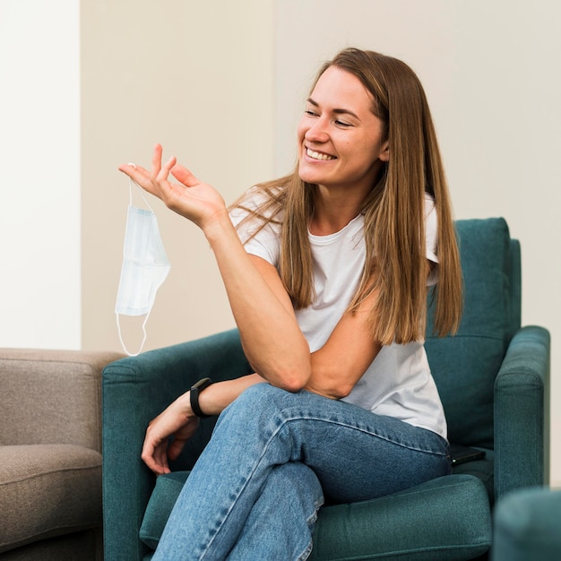 Portret van gelukkige vrouw die lacht