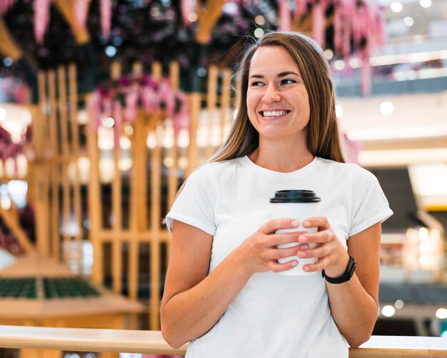 Portret van gelukkige vrouw die lacht