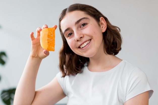 Portret van gelukkige vrouw die lacht