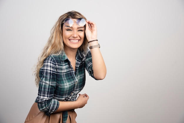 Portret van gelukkige vrouw stijlvolle bril.