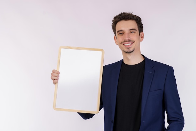 Portret van gelukkige zakenman die leeg uithangbord op geïsoleerde witte achtergrond toont