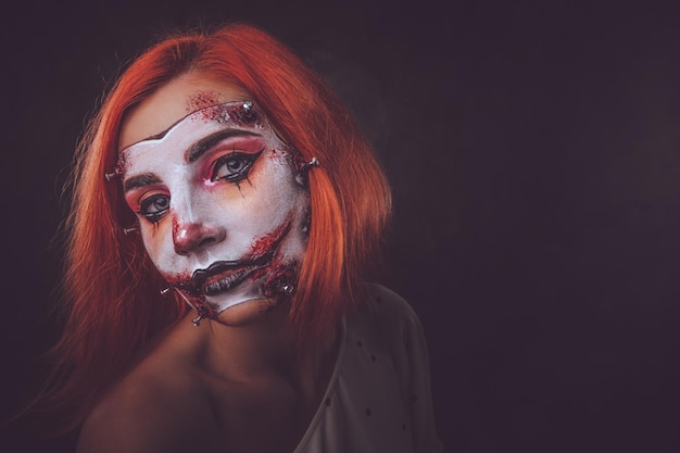 Portret van gembermeisje in rol van griezelige pop op Halloween.