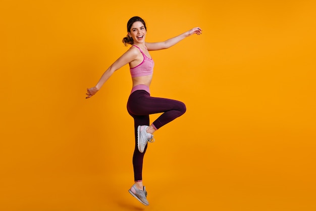 Portret van gemiddelde lengte van dansende sportieve vrouw