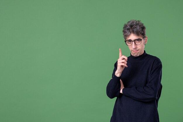 Portret van geniale man in studio-opname op groene oppervlakte horizontale kleur mannelijke studenten foto menselijke leraar