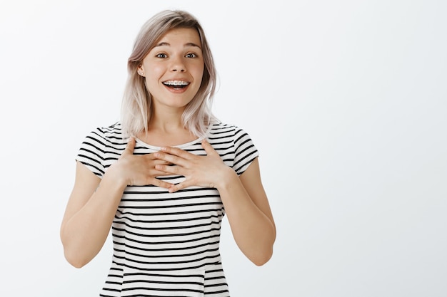 Portret van gepassioneerd blond meisje poseren in de studio