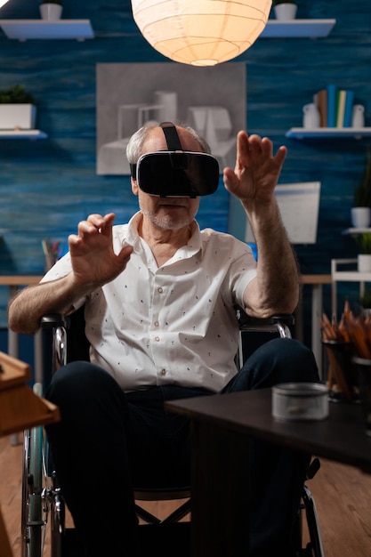 Portret van gepensioneerde kunstenaar met een handicap die een virtual reality-bril gebruikt om een 3d-model te visualiseren ter inspiratie. oudere man met behulp van moderne technologie vr-bril voor het verbeteren van de techniek uit de vrije hand.