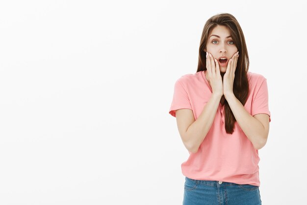 Portret van geschokt brunette vrouw poseren in de studio