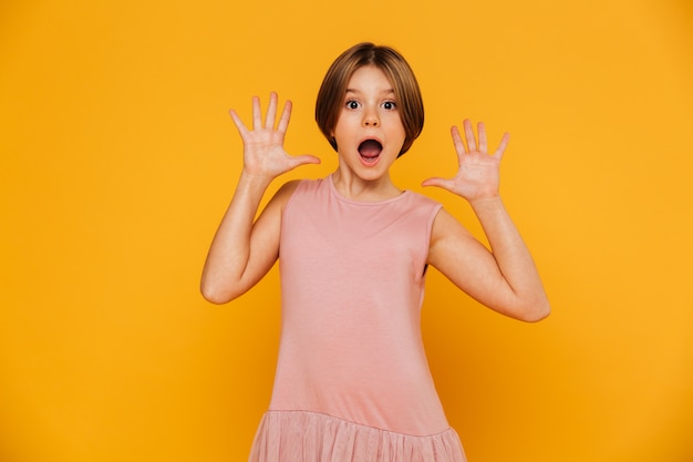 Gratis foto portret van geschokt meisje dat camera en geïsoleerd gesturing kijkt